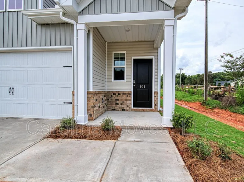 Building Photo - 904 Bryden Ln