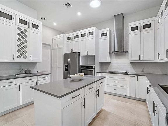 4th image of 2521 Oceanview Ave