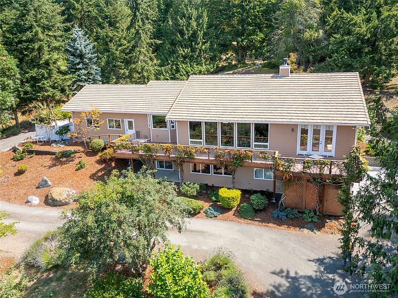 3rd image of 823 Fox Hollow Road