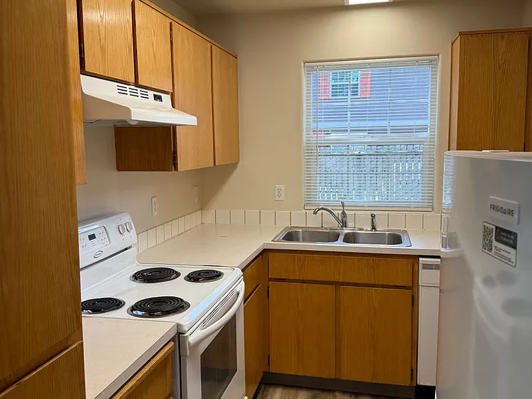 7703 N Gloucester Ave — Photo 8