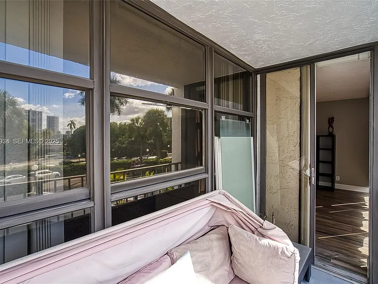 400 Leslie Dr #305 — Photo 21