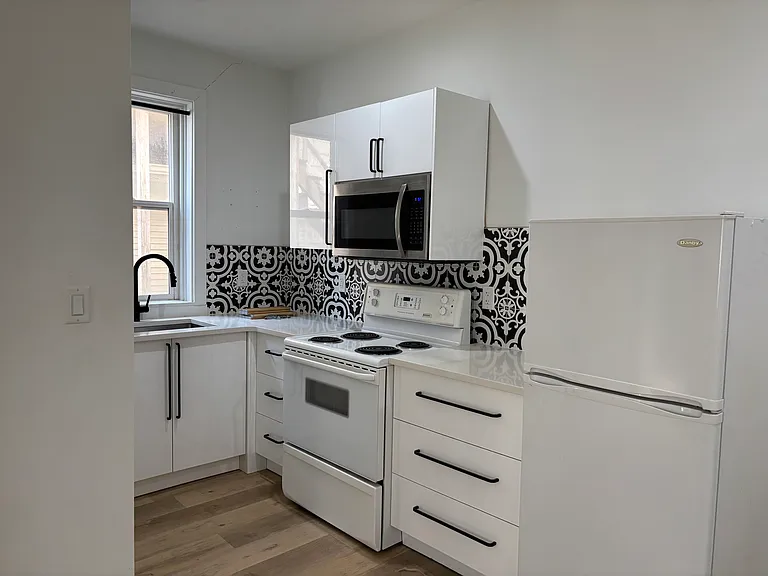 2205 Smith St — Photo 3