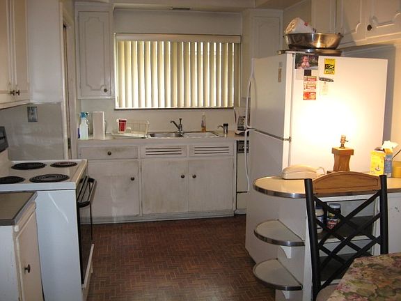 4th image of 24090 Jerome Ave