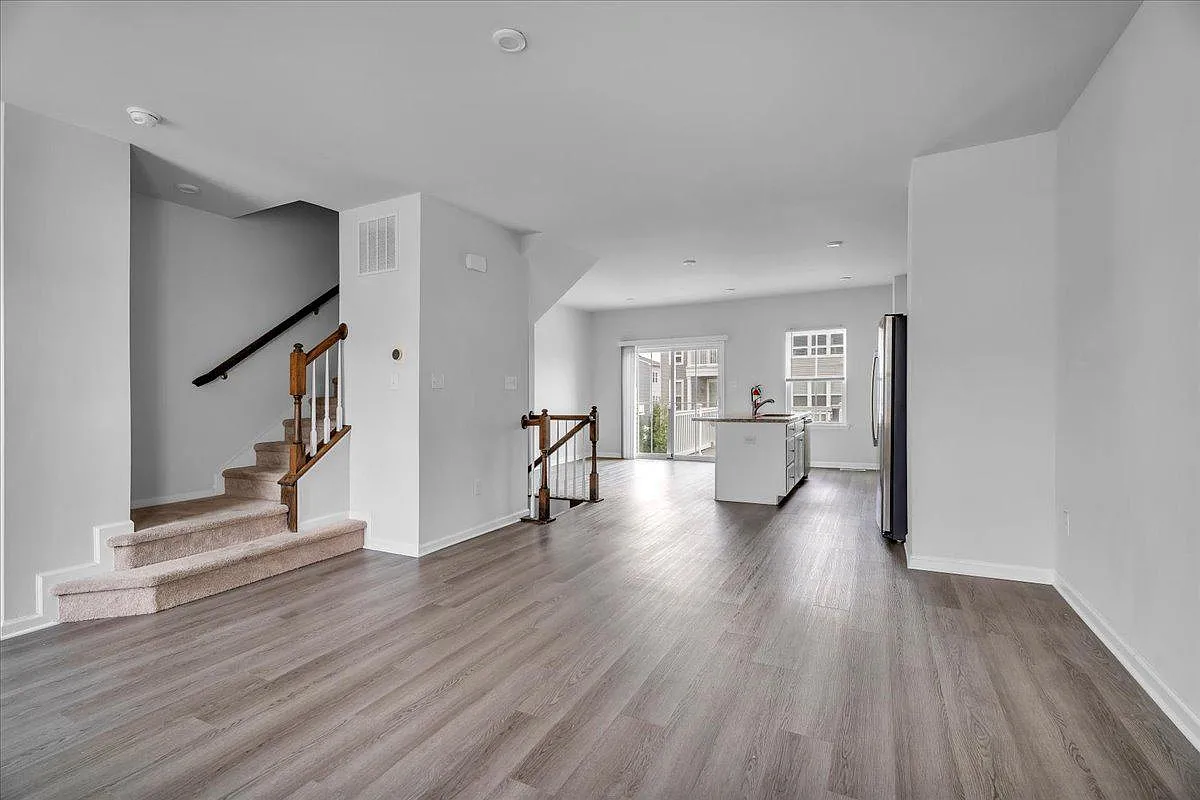 3 bed, 2.5 bath, 1720 sqft, $3,100 — Photo 4