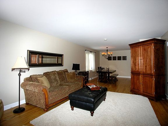 3rd image of 28 N Poplar Pl