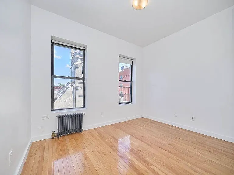 104 E 7th St #14 — Photo 8
