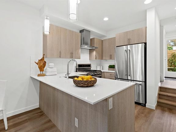 4th image of 14013 Greenwood Ave N #D