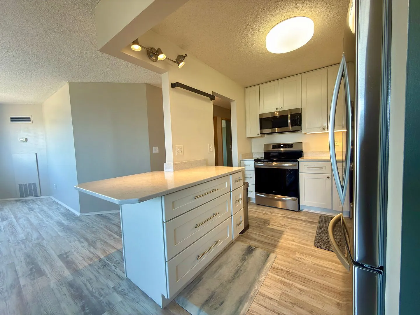 2 Bedroom 1 Bath Condo 934sq ft condo in desirable Downtown St Paul! — Photo 1