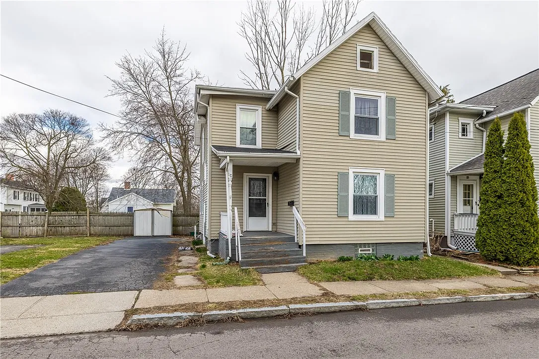 3 bed, 1.5 bath, 1328 sqft, $1,650 — Photo 1