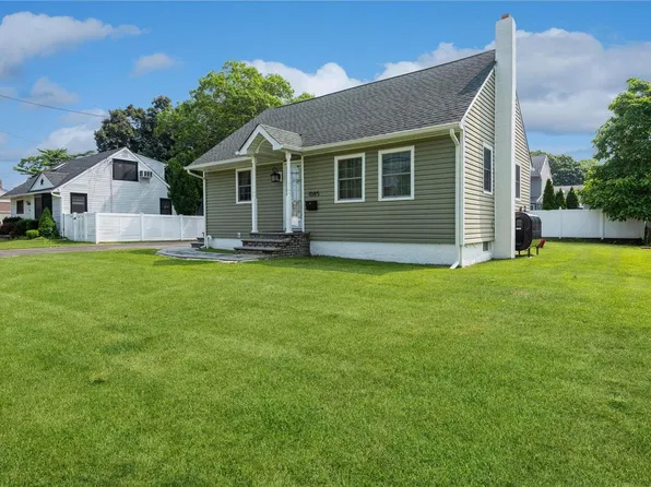 1085 Manor Lane, Bay Shore, NY 11706