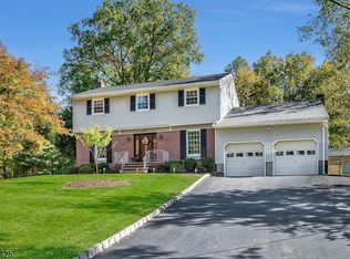 8 Cedar Ln, Roseland, NJ 07068