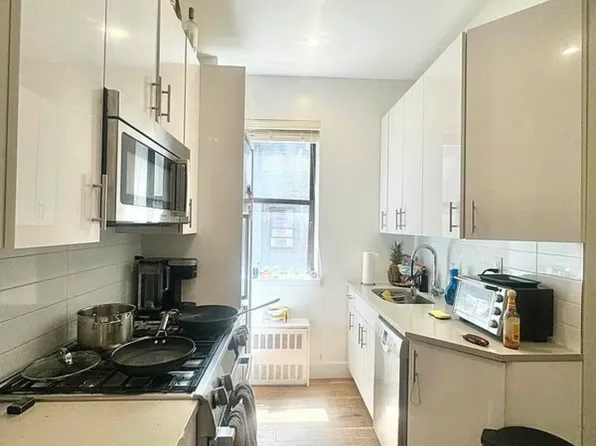 114 East 40th Street image 1 of 13