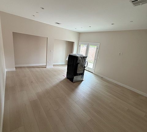 4th image of 6518 Longridge Ave