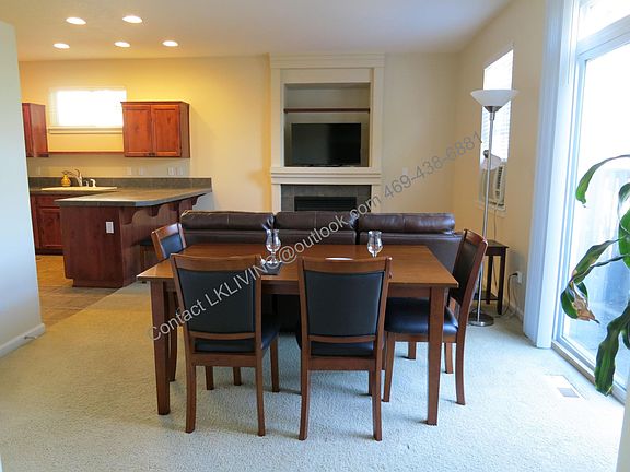 Living room, with sliding door to the back