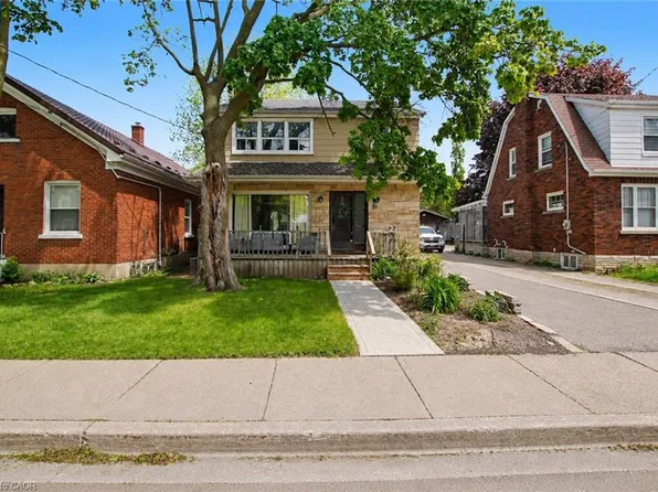 39 Henry St, Cambridge, ON N1R 3W3