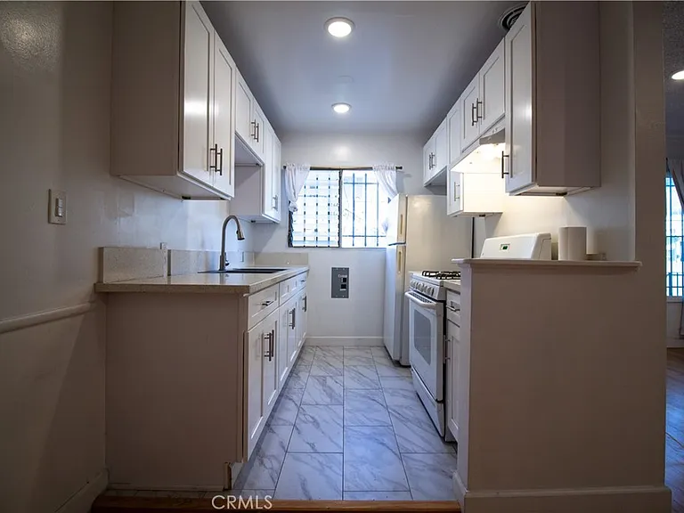 1224 N Mansfield Ave — Photo 8