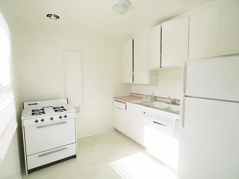 242 E California Blvd #D — Photo 7