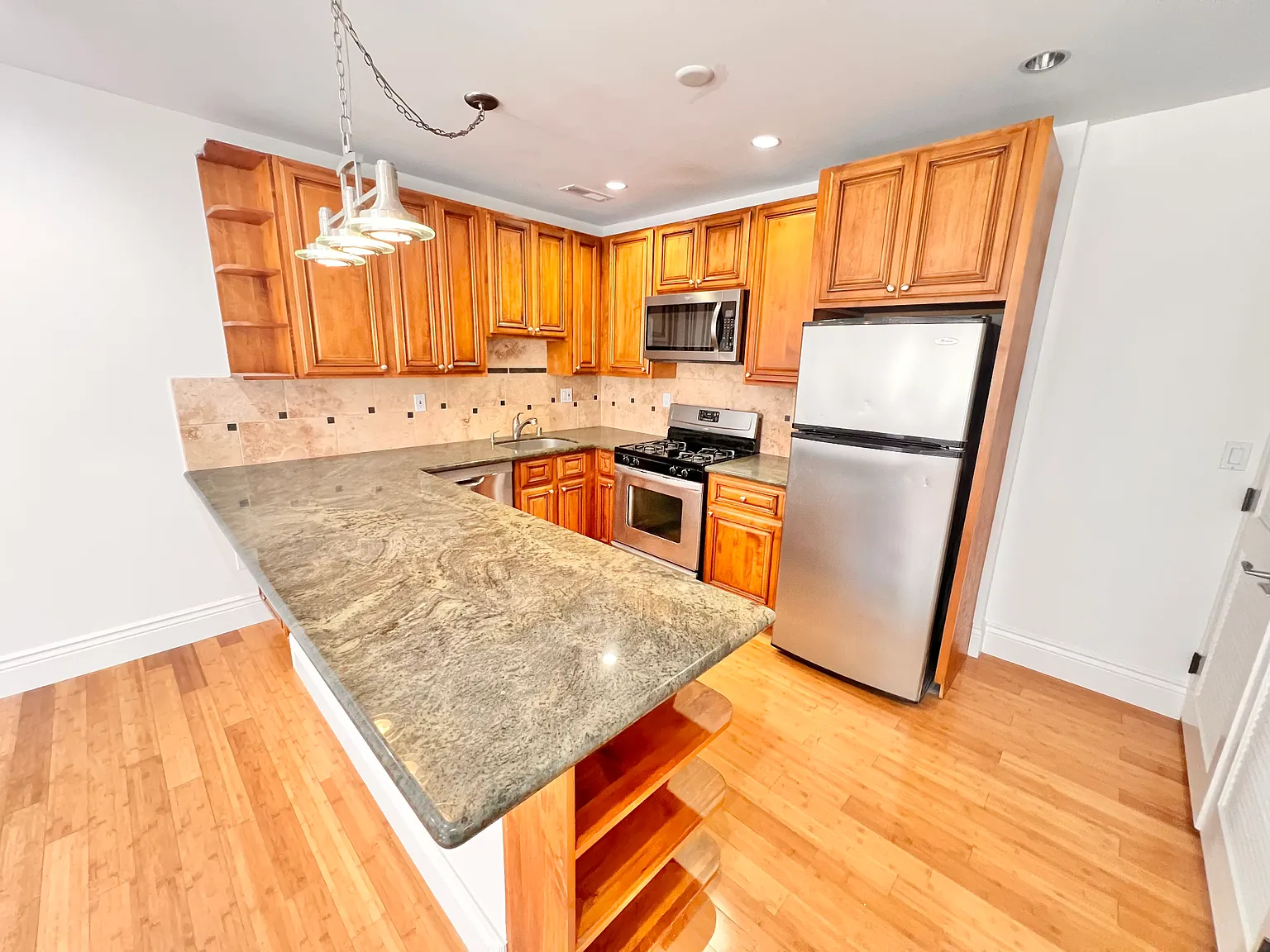 1 bed, 600 sqft, $4,275 — Photo 3