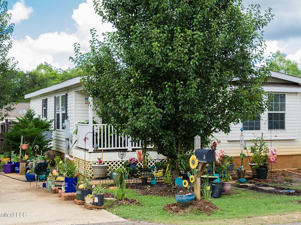 2nd image of 31 Crest Oak Dr