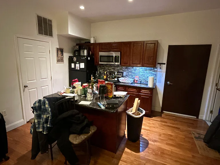 1033 Chestnut St #4 — Photo 1