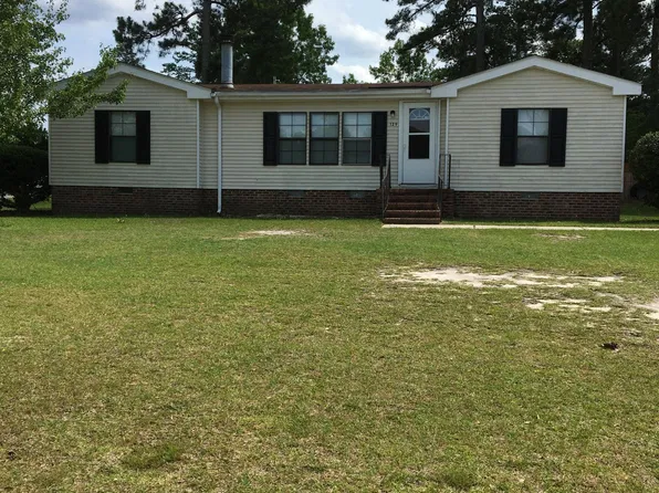 129 Old English Ln, Spring Lake, NC 28390