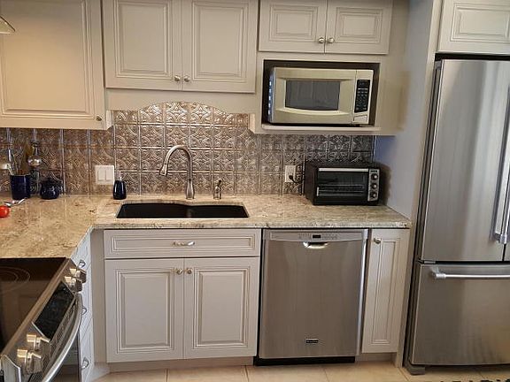 4th image of 911 Ocean Dr APT 605
