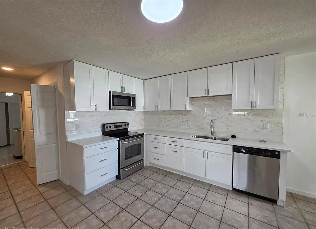 3 bed, 2.0 bath, 1320 sqft, $2,300 — Photo 4