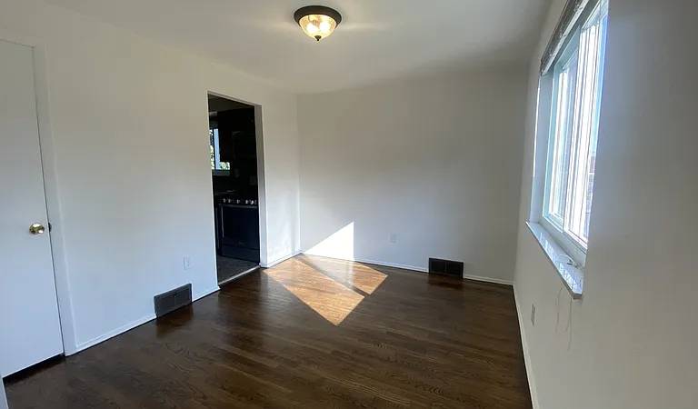 121 Lois Dr — Photo 4