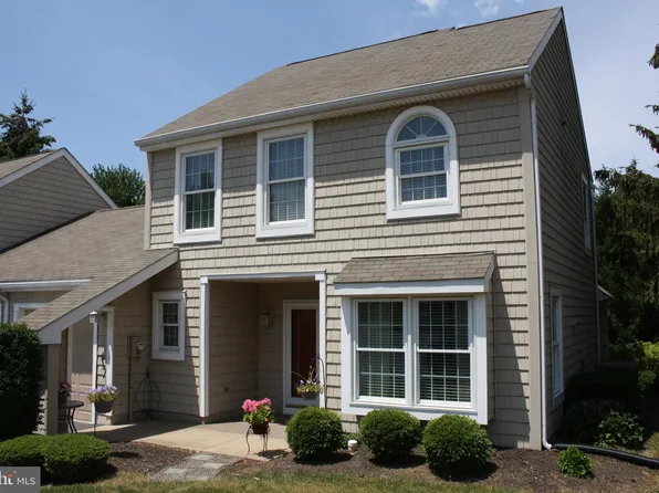 282 Crescent Dr, Hershey, PA 17033