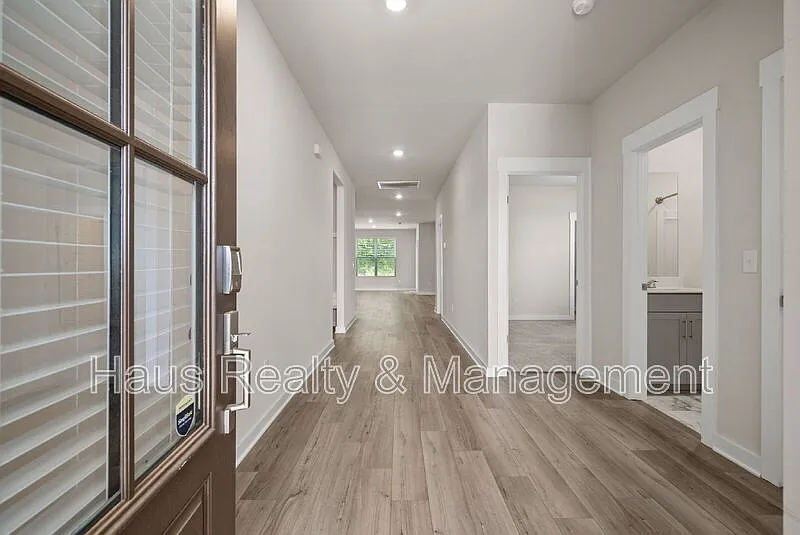 3 bed, 2.0 bath, 1800 sqft, $2,200 — Photo 3