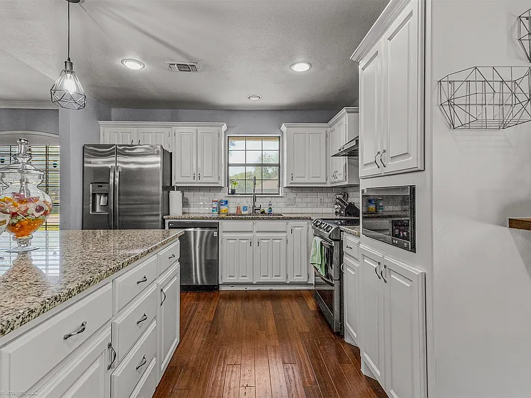 1531 Pickwick Ln — Photo 6
