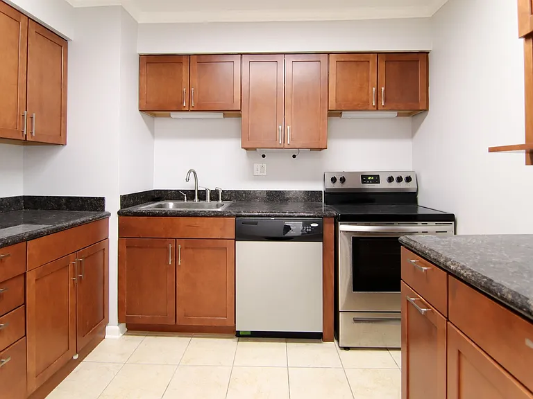 Grand Park Apartments — Photo 18