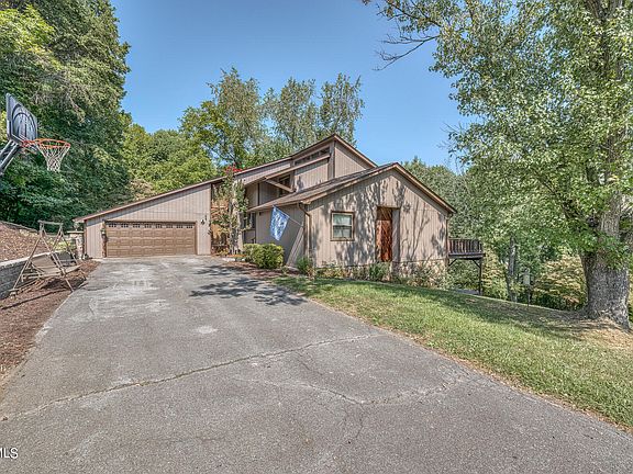 4th image of 276 Essex Dr