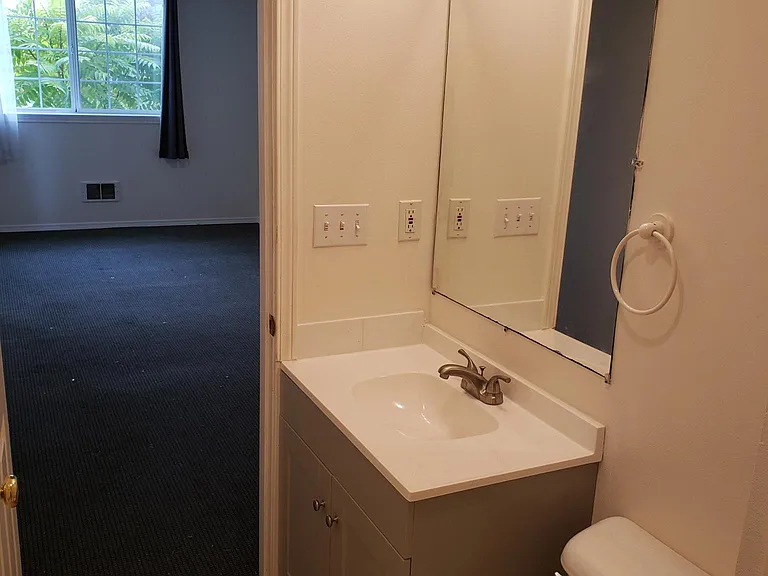 2126 NE 47th St #C1 — Photo 3