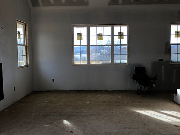 3rd image of 634 Cummings Ln