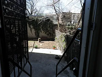 Rented by R New York