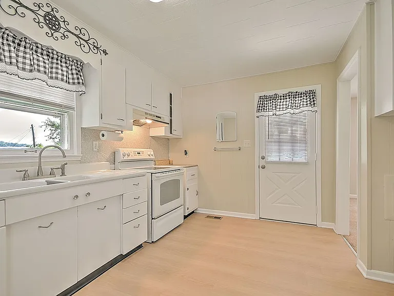 1050 Delawana St — Photo 13