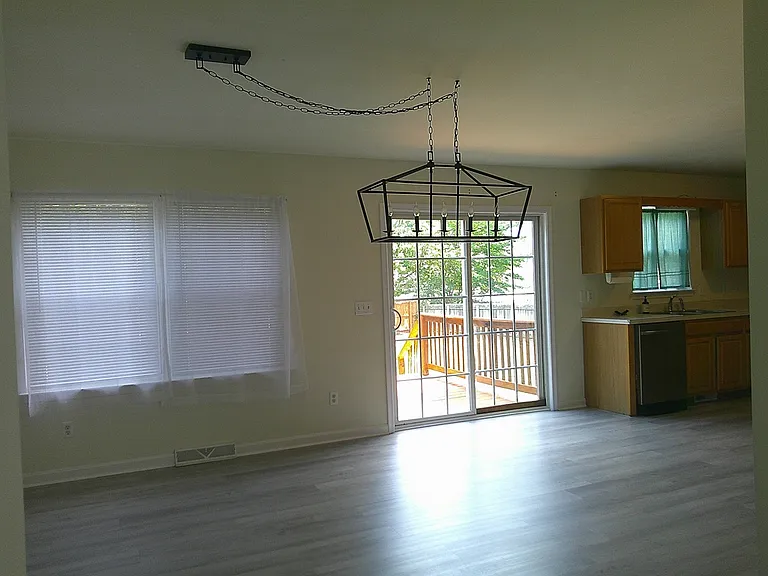 209 Ingram St E — Photo 7
