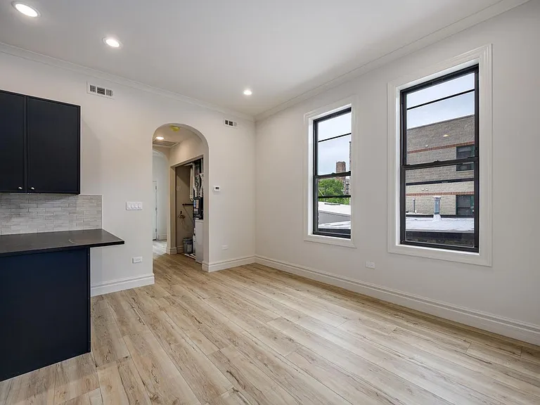 1710 W Belmont Ave #302 — Photo 2