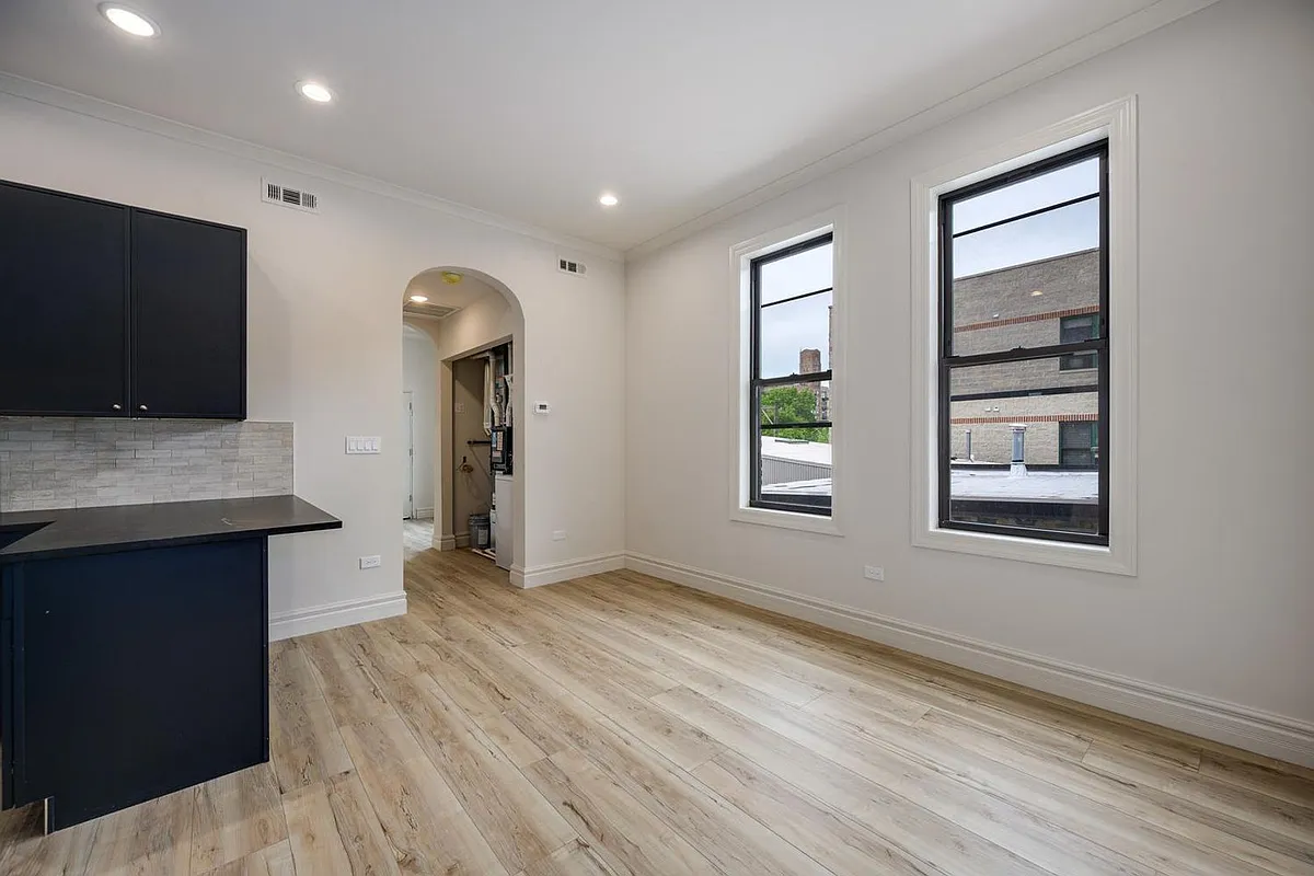 Building Photo - 1710 W Belmont Ave #302