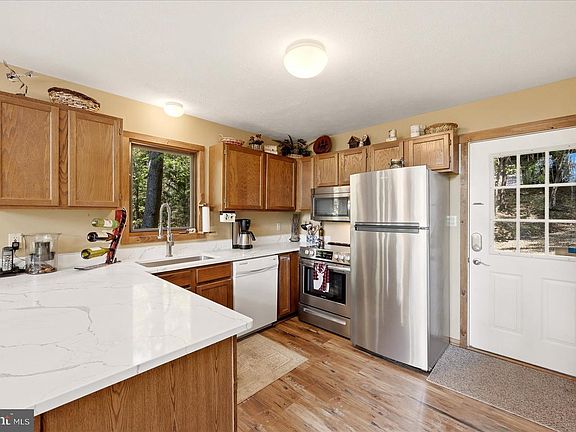 4th image of 51 Forrest St