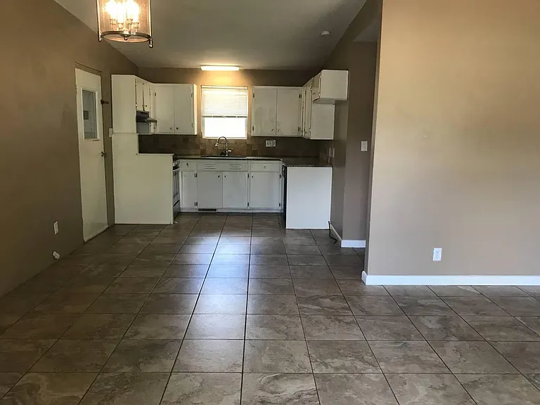 811 N Kansas St — Photo 3