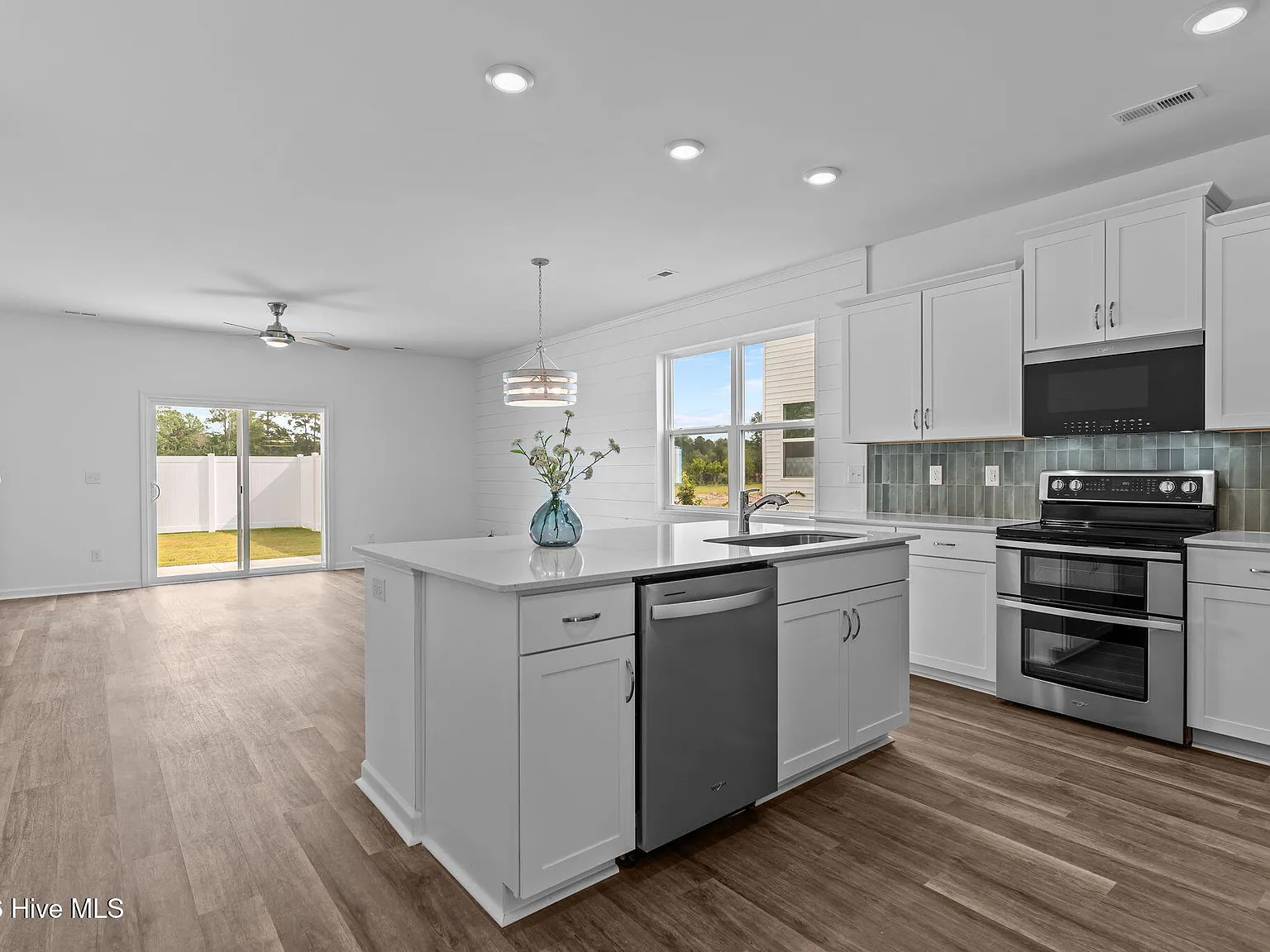 2 bed, 2.5 bath, 1673 sqft, $2,125 — Photo 3