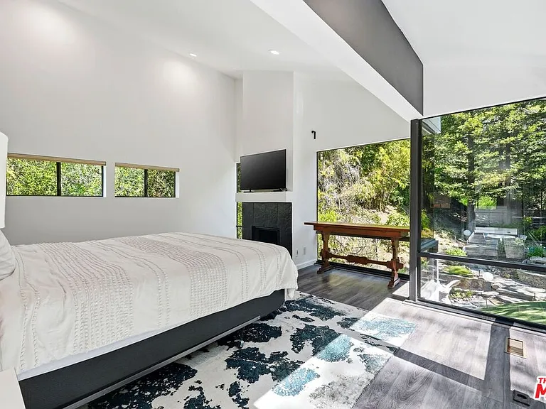 2350 Benedict Canyon Dr — Photo 21
