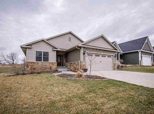 5121 Emeis View Ct, Davenport, IA 52804