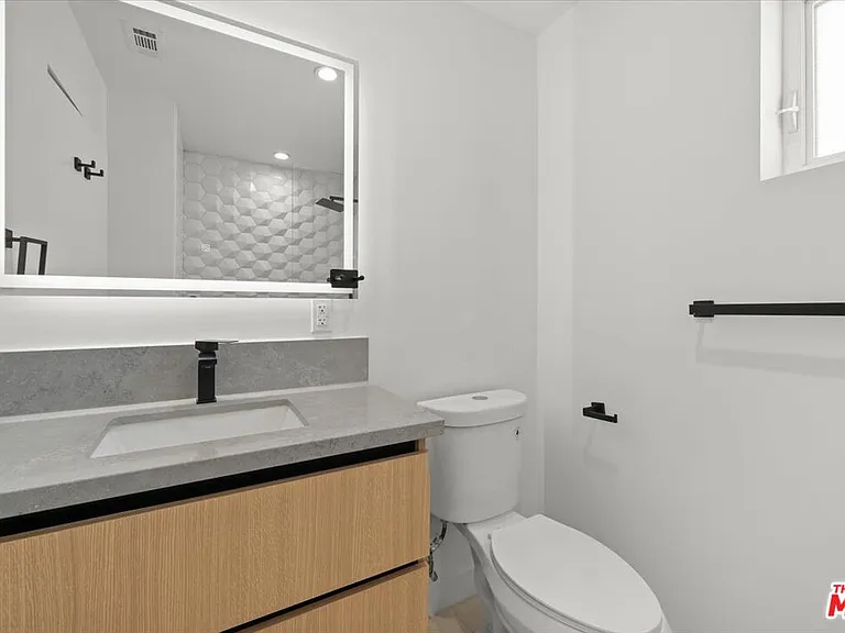 839 N McCadden Pl #B — Photo 20