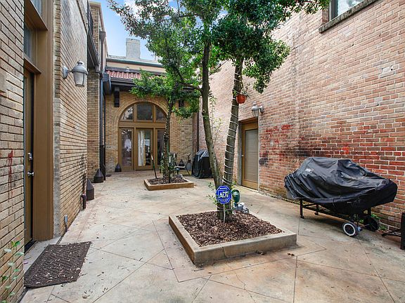 3rd image of 856 Carondelet St #1