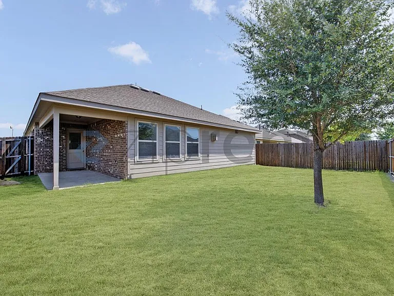 817 Evergreen St — Photo 26