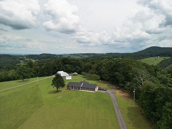 3rd image of 834 Glade Creek Rd