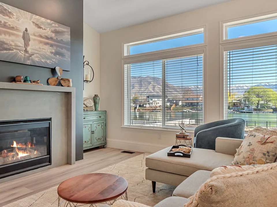 253 W Delgada Ln